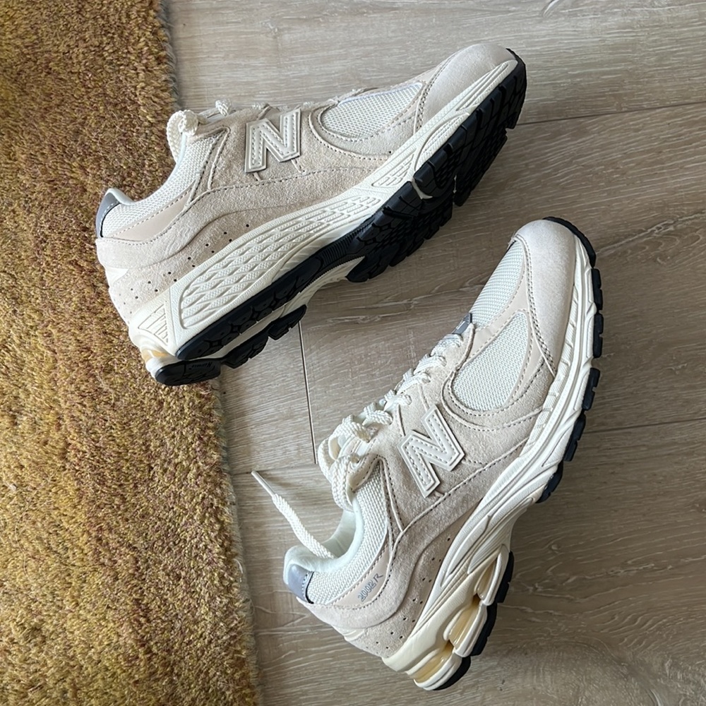 New Balance 2002R (Beige)